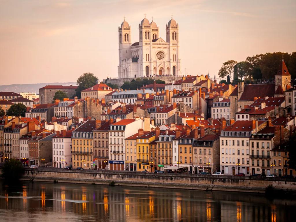 eSIM Lyon - Buy prepaid travel data for Lyon, France